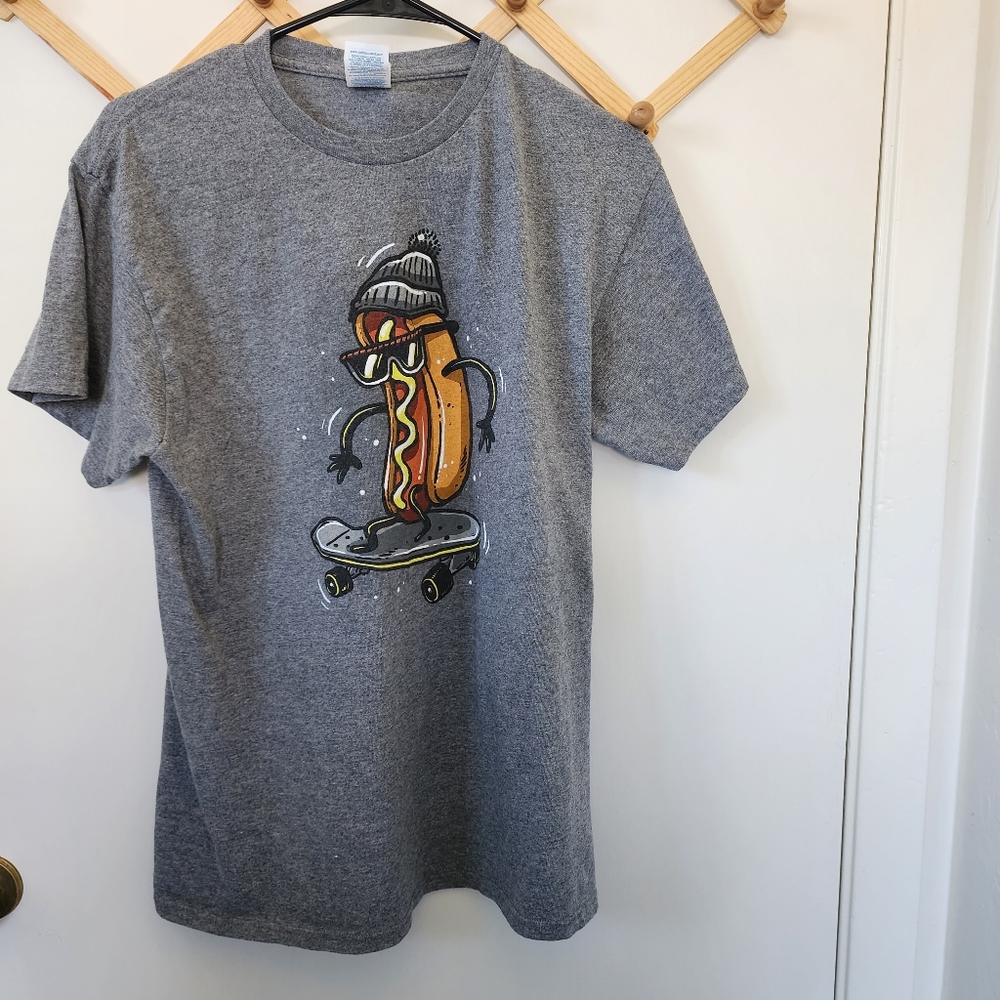 Delta hotdogs on a skateboard grafic Mens M t-shirt used good condition
